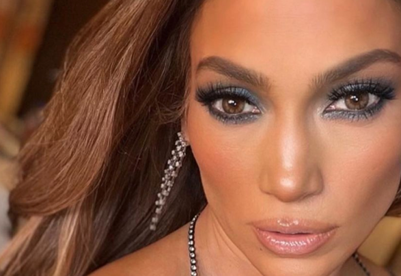 Новогодний макияж, как у Лили Коллинз, Леди Гаги и Дженифер Лопез