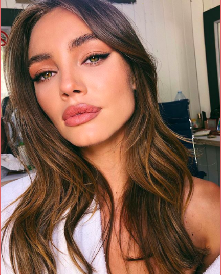 Микротренд из 90-х: пять правил в макияже с карандашом для губ от beautyhack.ru