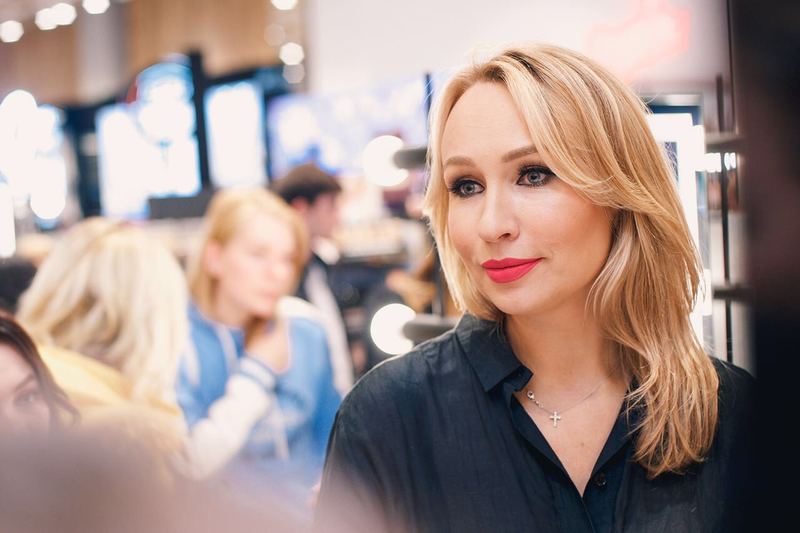ОТКРЫТИЕ "ЗОЛОТОГО ЯБЛОКА" И КОРНЕРА Romanovamakeup