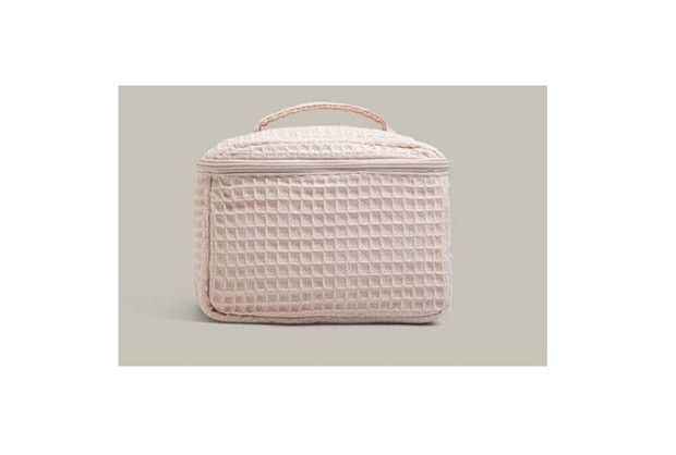 Фото №13 - 14 самых красивых косметичек на лето