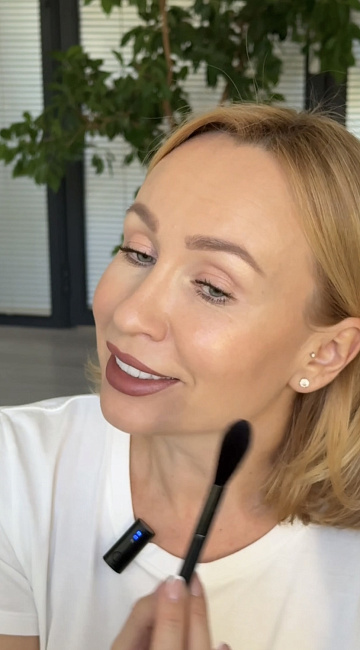 используем консилер для скрытия несовершенств и ровного тона лица