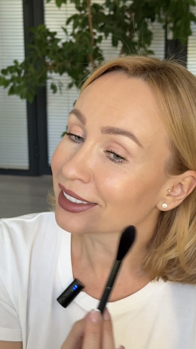 используем консилер для скрытия несовершенств и ровного тона лица